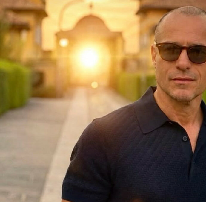 “Il ghiacciaio del Monte Bianco è uno spettacolo eccezionale e vederlo sempre più piccolo è un segno del grande cambiamento climatico. Dobbiamo dare un mano alle nuove generazioni”: così Stefano Accorsi