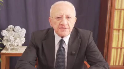 Copertina di De Luca: “Ddl antisemitismo? Una grande idiozia”. Bordate al campo progressista e a Tajani: “Ha la rapidità di un bradipo”