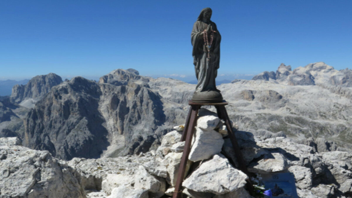 Salgono in vetta alla Croda Granda, staccano la Madonnina e la gettano in un canalone. Divelte anche le targhe che ricordavano due ragazzi morti in montagna