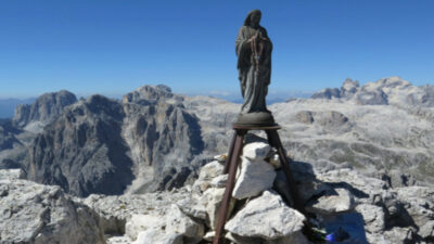Copertina di Salgono in vetta alla Croda Granda, staccano la Madonnina e la gettano in un canalone. Divelte anche le targhe che ricordavano due ragazzi morti in montagna