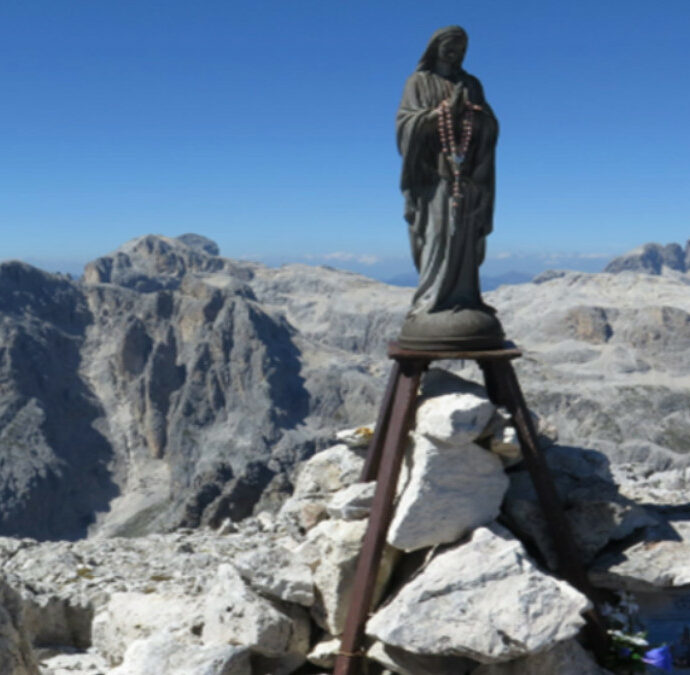 Salgono in vetta alla Croda Granda, staccano la Madonnina e la gettano in un canalone. Divelte anche le targhe che ricordavano due ragazzi morti in montagna