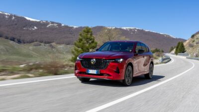 Copertina di Mazda CX-60, il viaggio parte dalla pompa. 1.000 euro di buoni carburante in regalo