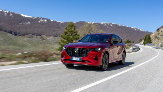 Mazda CX-60, il viaggio parte dalla pompa. 1.000 euro di buoni carburante in regalo