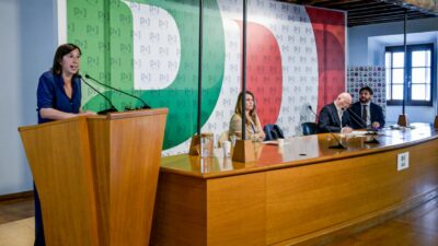 Copertina di Conte e i giornaloni:  Schlein va all’attacco e si toglie i “sassolini”