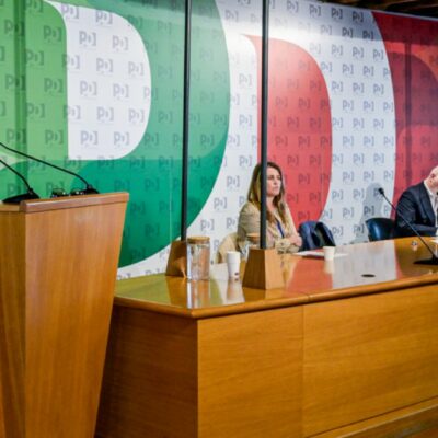Copertina di Conte e i giornaloni:  Schlein va all’attacco e si toglie i “sassolini”