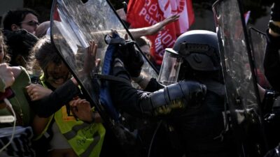 Copertina di I liceali francesi contro il riarmo  non s’arrendono alla repressione