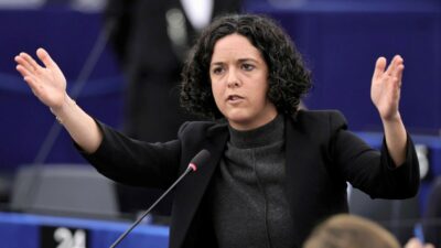 Copertina di “Qui a Parigi nessuno dà loro voce,  in tv solo un cassonetto in fiamme”