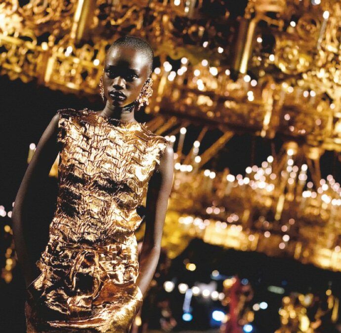 Nostalgia di Parigi Ori, sete e sneaker di pizzo