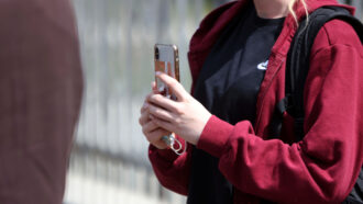 Copertina di Giovanissime adescate in chat, arrestato 44enne per prostituzione e pornografia minorile: su Telegram e Whatsapp era Sugar Daddy