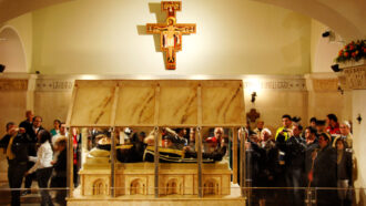 Copertina di Fedeli per Padre Pio in crisi, al santuario di San Giovanni Rotondo licenziamento per 38 sacristi