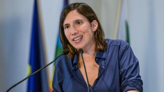 Copertina di Schlein avvisa gli alleati: “Nel programma uno non vale uno, il Pd ha il doppio dei voti”. A Meloni: “Avete fallito, prima si vota meglio è”