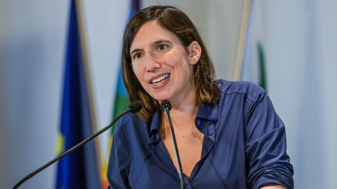 Copertina di Schlein avvisa gli alleati: “Nel programma uno non vale uno, il Pd ha il doppio dei voti”. A Meloni: “Avete fallito, prima si vota meglio è”