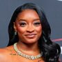 Copertina di “Vedevo la mia pelle desquamarsi, tutto è iniziato prima delle Olimpiadi. Ho due patologie”: Simone Biles racconta la sua malattia