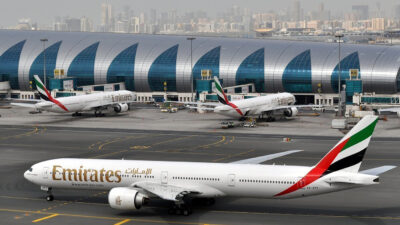 Copertina di “Era come una cascata, ha iniziato a piovere dal soffitto dell’aereo. L’equipaggio di cabina non ha offerto nessuna spiegazione né si è è scusato”: cosa è successo sul volo Emirates diretto a Istanbul