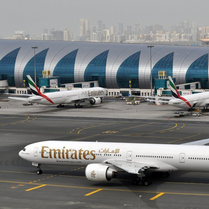 “Era come una cascata, ha iniziato a piovere dal soffitto dell’aereo. L’equipaggio di cabina non ha offerto nessuna spiegazione né si è è scusato”: cosa è successo sul volo Emirates diretto a Istanbul