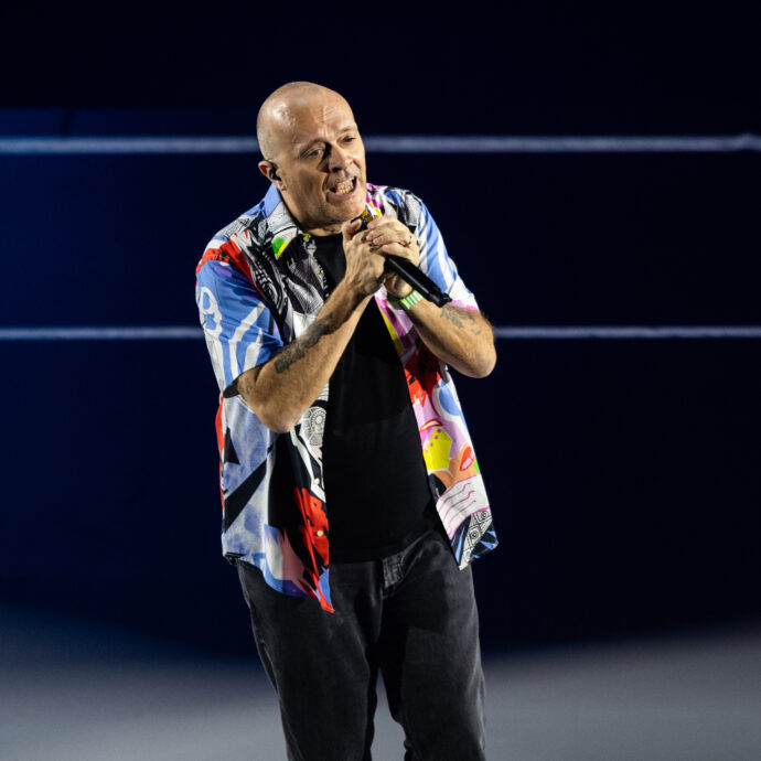 “Giorno dopo giorno mi son reso conto che stavo fondamentalmente parlando di me e Mauro”: Max Pezzali e l’omaggio agli 883 con la sua nuova canzone