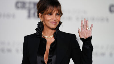 Copertina di “Halle Berry ha strozzato nostro figlio e ha cercato di soffocarlo”: le accuse choc dell’ex marito Olivier Martinez. Scatta l’ordine restrittivo nei confronti dell’attrice
