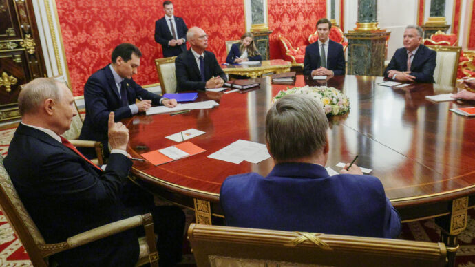Ucraina, New York Times: “I negoziatori di Usa e Russia discutono anche di un maxiaffare petrolifero proposto da Putin”