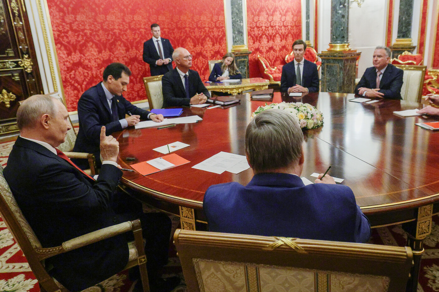 Zelensky: "Intensificheremo i raid sulle raffinerie russe"