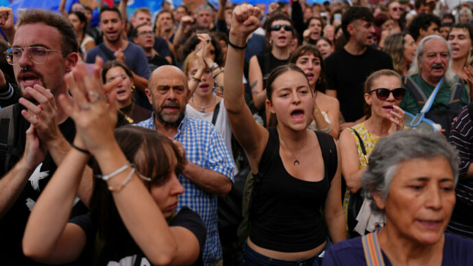 Spagna, 50 manifestazioni per il diritto alla casa in tutto il Paese: migliaia in corteo a Madrid, scontri con la polizia a Valencia