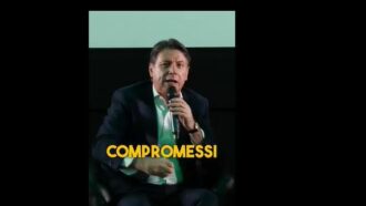 Copertina di Conte rilancia un suo video sui social: “Armi, banche e Israele: non mi presto a un progetto annacquato, chiaro?”