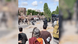 Copertina di Valencia, scontri tra polizia e manifestanti per il diritto alla casa: agenti lanciano lacrimogeni e proiettili di gomma