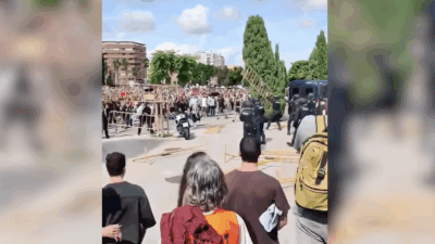 Copertina di Valencia, scontri tra polizia e manifestanti per il diritto alla casa: agenti lanciano lacrimogeni e proiettili di gomma