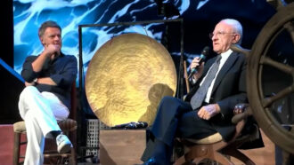 Copertina di De Luca show alla Leopolda: “Sono un irregolare in un paese di imbecilli”. E sul Pd: “Dovrebbe avere il 65% dei voti, come fa a essere al 20%?”