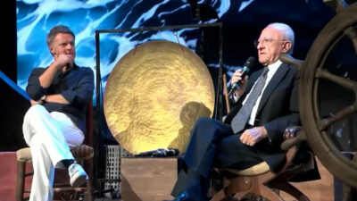 Copertina di De Luca show alla Leopolda: “Sono un irregolare in un paese di imbecilli”. E sul Pd: “Dovrebbe avere il 65% dei voti, come fa a essere al 20%?”