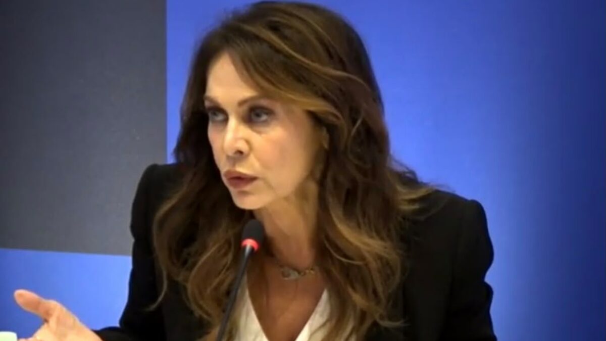“Mandarci in onda così tardi è una mancanza di rispetto enorme nei confronti del pubblico. Adesso siamo andati a finire in seconda serata. Questa cosa qua è irritante e ingiusta”: la rabbia di Elena Sofia Ricci