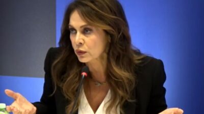 Copertina di “Faccio un po’ fatica a perdonare chi ha abusato di me quando avevo 12 anni. La violenza è una cosa inaccettabile, a qualsiasi età”: Elena Sofia Ricci si sfoga