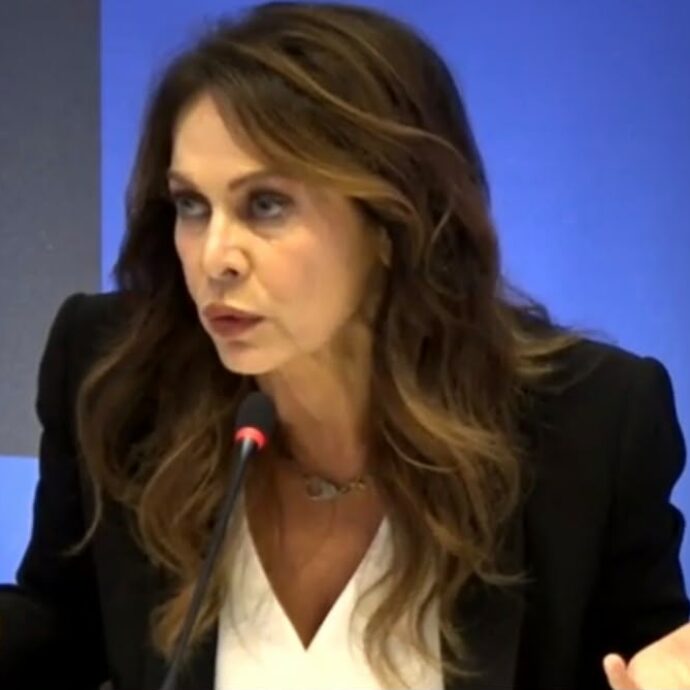 “Mandarci in onda così tardi è una mancanza di rispetto enorme nei confronti del pubblico. Adesso siamo andati a finire in seconda serata. Questa cosa qua è irritante e ingiusta”: la rabbia di Elena Sofia Ricci