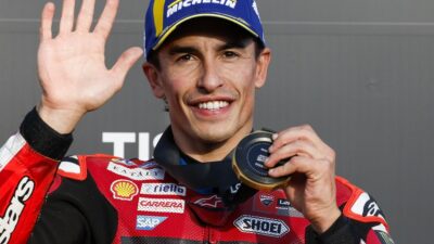 Copertina di MotoGp Giappone, Marc Marquez domina la Sprint. Beffa Bastianini: fuori dal podio per la penalità all’ultimo giro. Bezzecchi sbaglia la gomma | Ordine d’arrivo e nuova classifica