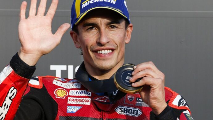 MotoGp Giappone, Marc Marquez domina la Sprint. Beffa Bastianini: fuori dal podio per la penalità all’ultimo giro. Bezzecchi sbaglia la gomma | Ordine d’arrivo e nuova classifica
