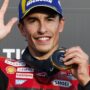 Copertina di MotoGp Giappone, Marc Marquez domina la Sprint. Beffa Bastianini: fuori dal podio per la penalità all’ultimo giro. Bezzecchi sbaglia la gomma | Ordine d’arrivo e nuova classifica
