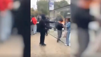 Copertina di Marsiglia, aggredita con un lanciafiamme artigianale durante le proteste. Arrestato un 15enne