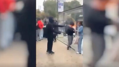 Copertina di Marsiglia, aggredita con un lanciafiamme artigianale durante le proteste. Arrestato un 15enne