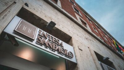 Copertina di Intesa ai soci  Mps: “Fermate Lovaglio  e noi alziamo l’offerta”
