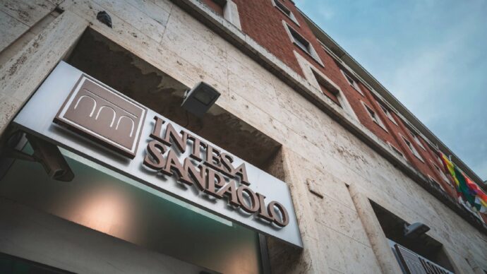 Intesa ai soci  Mps: “Fermate Lovaglio  e noi alziamo l’offerta”