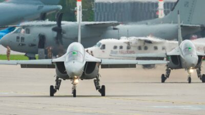 Copertina di Leonardo ha bisogno di più spazio per i caccia: l’aeroporto s’ingrandisce invadendo aree verdi