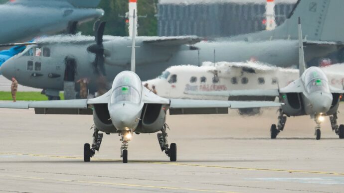 Leonardo ha bisogno di più spazio per i caccia: l’aeroporto s’ingrandisce invadendo aree verdi