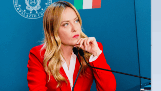 Copertina di Meloni chiede più flessibilità causa inflazione, ma tace sul drenaggio fiscale che gonfia il gettito: il governo continua a compensarlo solo in parte