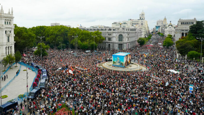 Spagna, 50 manifestazioni per il diritto alla casa in tutto il Paese: migliaia in corteo a Madrid, scontri con la polizia a Valencia