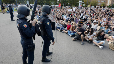 Copertina di Spagna, 50 manifestazioni per il diritto alla casa in tutto il Paese: migliaia in corteo a Madrid, scontri con la polizia a Valencia