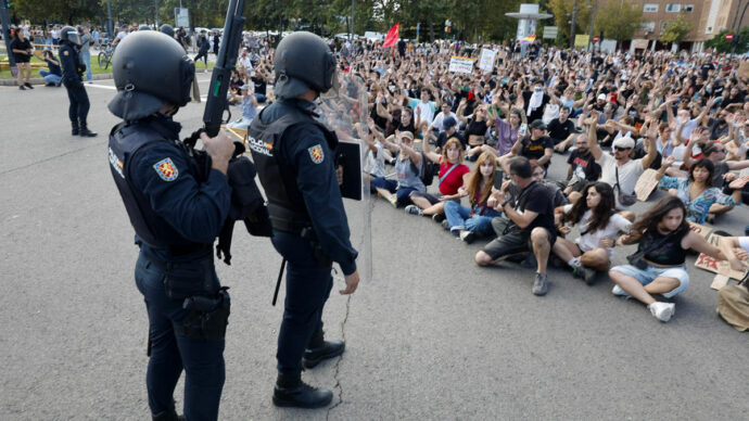 Spagna, 50 manifestazioni per il diritto alla casa in tutto il Paese: migliaia in corteo a Madrid, scontri con la polizia a Valencia