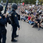 Copertina di Spagna, 50 manifestazioni per il diritto alla casa in tutto il Paese: migliaia in corteo a Madrid, scontri con la polizia a Valencia