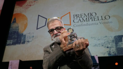 Copertina di “Voglio ringraziare una donna bellissima, tutt’altro che livorosa: Michela Murgia”: Marcello Fois vince il Premio Campiello 2026 con “L’immensa distrazione”. Così la sua vittoria sancisce l’anno d’oro di Eianudi