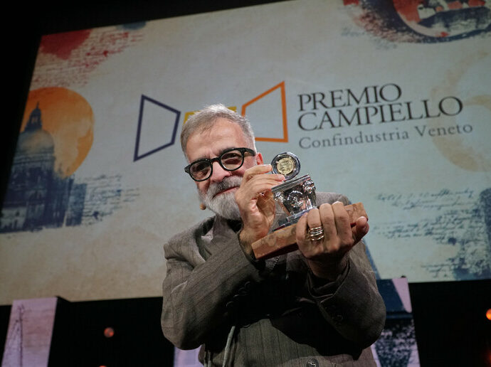 “Voglio ringraziare una donna bellissima, tutt’altro che livorosa: Michela Murgia”: Marcello Fois vince il Premio Campiello 2026 con “L’immensa distrazione”. Così la sua vittoria sancisce l’anno d’oro di Eianudi