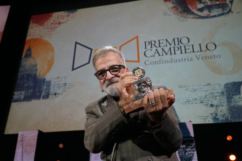 “Voglio ringraziare una donna bellissima, tutt’altro che livorosa: Michela Murgia”: Marcello Fois vince il Premio Campiello 2026 con “L’immensa distrazione”. Così la sua vittoria sancisce l’anno d’oro di Eianudi