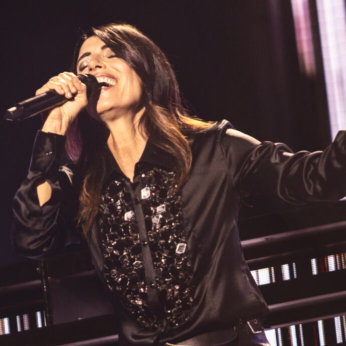 “In questi momenti che ci vedono divisi, uno contro l’altro, quando ci ritroviamo a cantare la stessa canzone recuperiamo un po’ fiducia in noi”: Giorgia a Milano chiude due anni di successi
